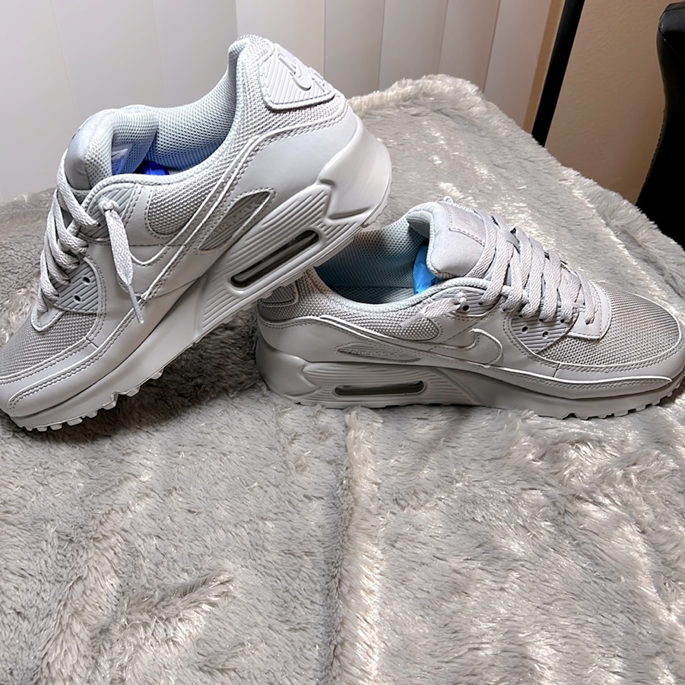 NEW NEVER WORN NIKE AIR MAX 90 WOLF GREY